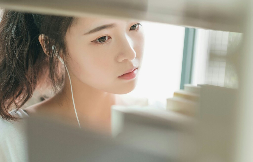 “原来如此。”伏德摇了摇头，苦笑道：“我是谁……我自己都快不记得了，我们这种人，是没有名字，只有代号，我乃夜凰卫，将军也可称我为死间，在来荆州的那一刻，就已经没有准备活着回去。”